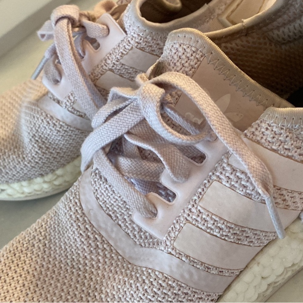 Size 6 ladies Adidas NMD_R1 SHOES
Light pink L@@K
